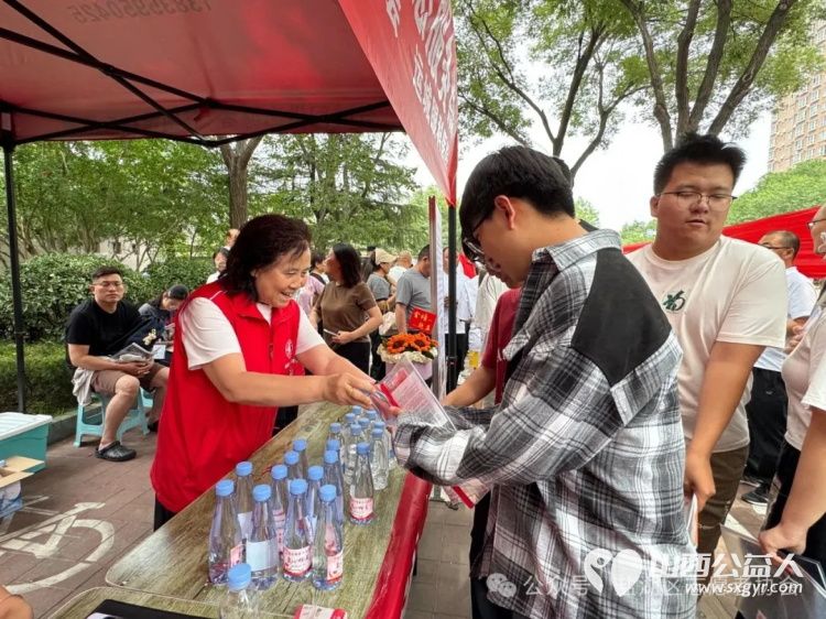 爱心护考助梦启航----盐湖区志愿者协会开展护航高考系列志愿服务活动为考生和家长提供了全方位的贴心服务 - 第38张 - 山西公益人 爱心护考助梦启航----盐湖区志愿者协会开展护航高考系列志愿服务活动为考生和家长提供了全方位的贴心服务 - 第38张