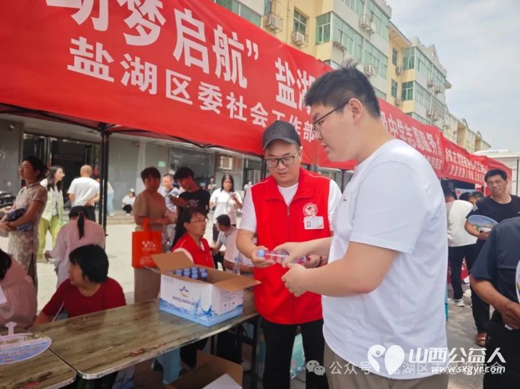 爱心护考助梦启航----盐湖区志愿者协会开展护航高考系列志愿服务活动为考生和家长提供了全方位的贴心服务 - 第39张 - 山西公益人 爱心护考助梦启航----盐湖区志愿者协会开展护航高考系列志愿服务活动为考生和家长提供了全方位的贴心服务 - 第39张