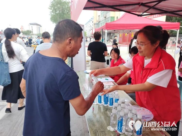 爱心护考助梦启航----盐湖区志愿者协会开展护航高考系列志愿服务活动为考生和家长提供了全方位的贴心服务 - 第28张 - 山西公益人 爱心护考助梦启航----盐湖区志愿者协会开展护航高考系列志愿服务活动为考生和家长提供了全方位的贴心服务 - 第28张