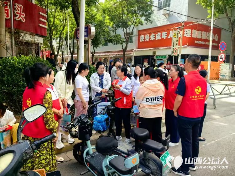 助力高考 为梦护航----屯留区红十字会志愿者服务队在屯留区一中考点周边维持秩序发饮用水祝莘莘学子金榜题名 - 第5张 - 山西公益人 助力高考 为梦护航----屯留区红十字会志愿者服务队在屯留区一中考点周边维持秩序发饮用水祝莘莘学子金榜题名 - 第5张
