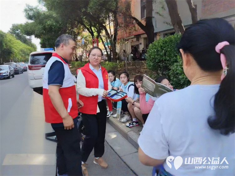 助力高考 为梦护航----屯留区红十字会志愿者服务队在屯留区一中考点周边维持秩序发饮用水祝莘莘学子金榜题名 - 第6张 - 山西公益人 助力高考 为梦护航----屯留区红十字会志愿者服务队在屯留区一中考点周边维持秩序发饮用水祝莘莘学子金榜题名 - 第6张