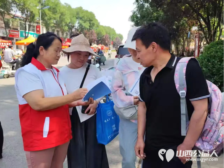 助力高考 为梦护航----屯留区红十字会志愿者服务队在屯留区一中考点周边维持秩序发饮用水祝莘莘学子金榜题名 - 第7张 - 山西公益人 助力高考 为梦护航----屯留区红十字会志愿者服务队在屯留区一中考点周边维持秩序发饮用水祝莘莘学子金榜题名 - 第7张
