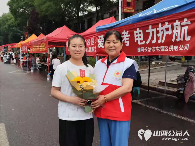 助力高考 为梦护航----屯留区红十字会志愿者服务队在屯留区一中考点周边维持秩序发饮用水祝莘莘学子金榜题名 - 第8张 - 山西公益人 助力高考 为梦护航----屯留区红十字会志愿者服务队在屯留区一中考点周边维持秩序发饮用水祝莘莘学子金榜题名 - 第8张