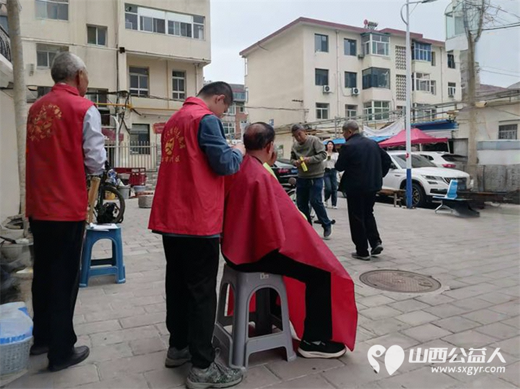 长治市阳光困境儿童帮扶协会走进潞州区府后社区长运东家属院义务理发活动 - 第8张 - 山西公益人 长治市阳光困境儿童帮扶协会走进潞州区府后社区长运东家属院义务理发活动 - 第8张