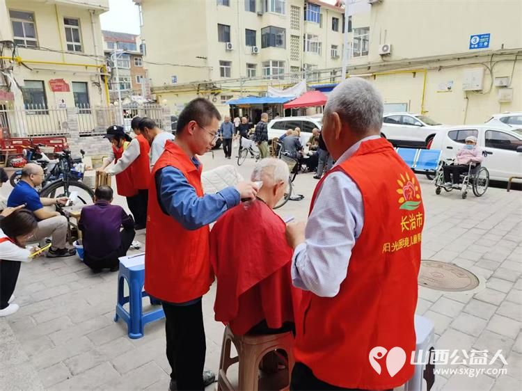 长治市阳光困境儿童帮扶协会走进潞州区府后社区长运东家属院义务理发活动 - 第3张 - 山西公益人 长治市阳光困境儿童帮扶协会走进潞州区府后社区长运东家属院义务理发活动 - 第3张