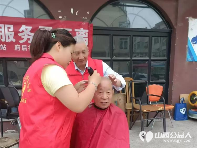 长治市阳光困境儿童帮扶协会走进潞州区府后社区长运东家属院义务理发活动 - 第2张 - 山西公益人 长治市阳光困境儿童帮扶协会走进潞州区府后社区长运东家属院义务理发活动 - 第2张