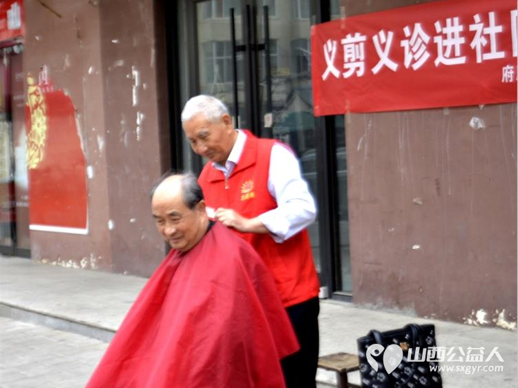 长治市阳光困境儿童帮扶协会走进潞州区府后社区长运东家属院义务理发活动 - 第5张 - 山西公益人 长治市阳光困境儿童帮扶协会走进潞州区府后社区长运东家属院义务理发活动 - 第5张