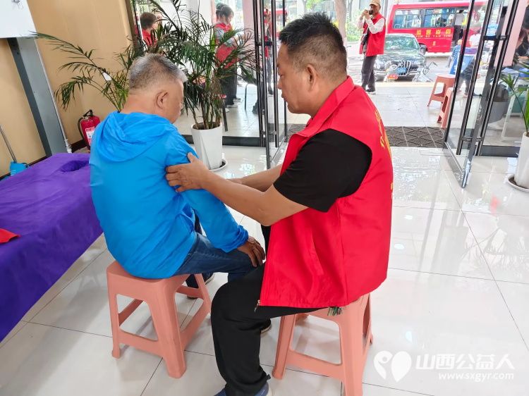 志愿服务进社区健康活动暖人心——介休市敬老协会25年6月11日走进西南街道新建西路社区服务全社区老人 - 第47张 - 山西公益人 志愿服务进社区健康活动暖人心——介休市敬老协会25年6月11日走进西南街道新建西路社区服务全社区老人 - 第47张