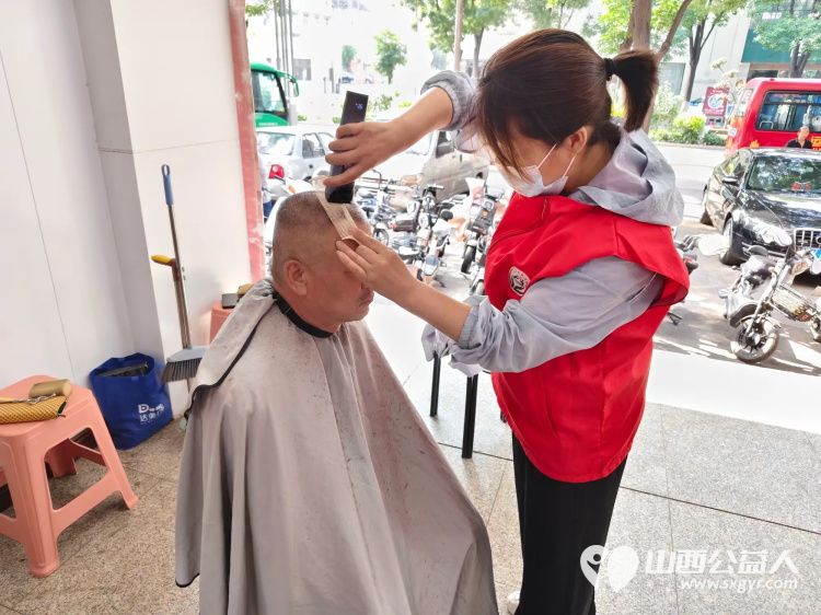 志愿服务进社区健康活动暖人心——介休市敬老协会25年6月11日走进西南街道新建西路社区服务全社区老人 - 第31张 - 山西公益人 志愿服务进社区健康活动暖人心——介休市敬老协会25年6月11日走进西南街道新建西路社区服务全社区老人 - 第31张