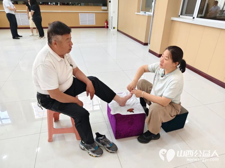 志愿服务进社区健康活动暖人心——介休市敬老协会25年6月11日走进西南街道新建西路社区服务全社区老人 - 第44张 - 山西公益人 志愿服务进社区健康活动暖人心——介休市敬老协会25年6月11日走进西南街道新建西路社区服务全社区老人 - 第44张