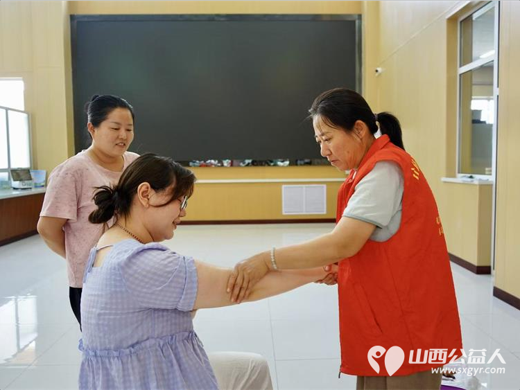 志愿服务进社区健康活动暖人心——介休市敬老协会25年6月11日走进西南街道新建西路社区服务全社区老人 - 第43张 - 山西公益人 志愿服务进社区健康活动暖人心——介休市敬老协会25年6月11日走进西南街道新建西路社区服务全社区老人 - 第43张