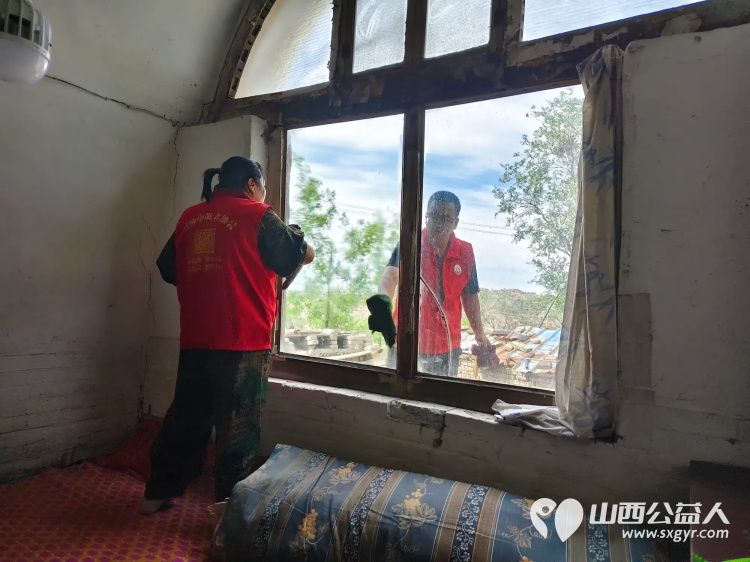 介休市敬老协会孝善行之敬老爱老助老活动在连福镇夏庄头村入户81岁特困老人陆生武家为老人量血压理发擦玻璃打扫室内外卫生包饺子 - 第6张 - 山西公益人 介休市敬老协会孝善行之敬老爱老助老活动在连福镇夏庄头村入户81岁特困老人陆生武家为老人量血压理发擦玻璃打扫室内外卫生包饺子 - 第6张