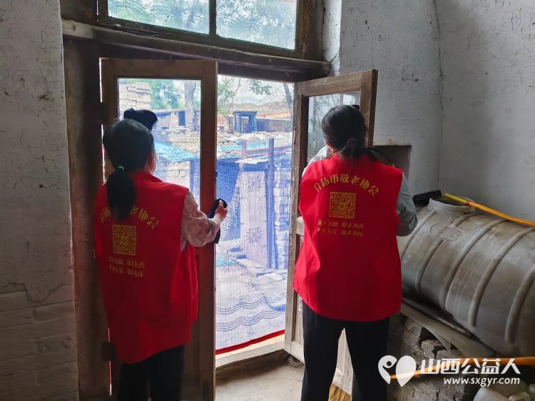 介休市敬老协会孝善行之敬老爱老助老活动在连福镇夏庄头村入户81岁特困老人陆生武家为老人量血压理发擦玻璃打扫室内外卫生包饺子 - 第7张 - 山西公益人 介休市敬老协会孝善行之敬老爱老助老活动在连福镇夏庄头村入户81岁特困老人陆生武家为老人量血压理发擦玻璃打扫室内外卫生包饺子 - 第7张