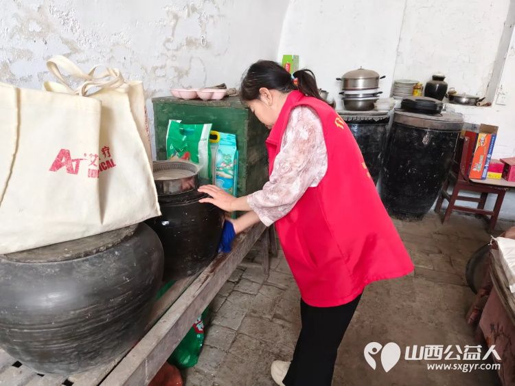 介休市敬老协会孝善行之敬老爱老助老活动在连福镇夏庄头村入户81岁特困老人陆生武家为老人量血压理发擦玻璃打扫室内外卫生包饺子 - 第12张 - 山西公益人 介休市敬老协会孝善行之敬老爱老助老活动在连福镇夏庄头村入户81岁特困老人陆生武家为老人量血压理发擦玻璃打扫室内外卫生包饺子 - 第12张