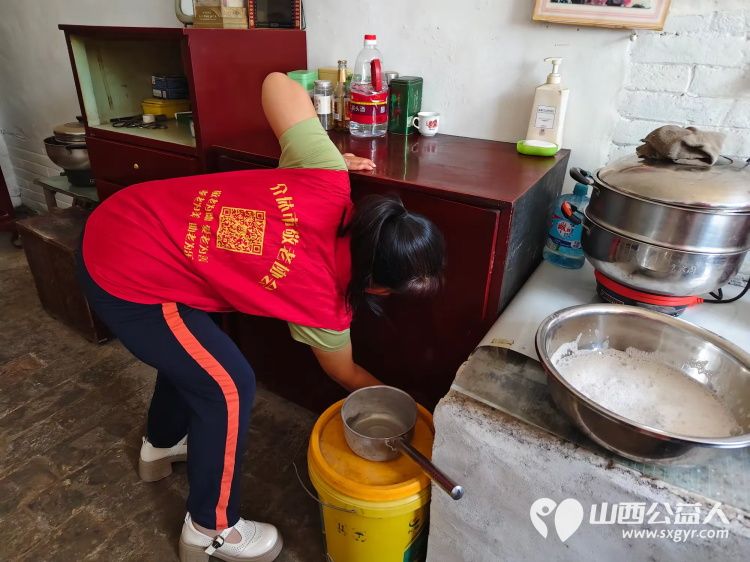 介休市敬老协会孝善行之敬老爱老助老活动在连福镇夏庄头村入户81岁特困老人陆生武家为老人量血压理发擦玻璃打扫室内外卫生包饺子 - 第11张 - 山西公益人 介休市敬老协会孝善行之敬老爱老助老活动在连福镇夏庄头村入户81岁特困老人陆生武家为老人量血压理发擦玻璃打扫室内外卫生包饺子 - 第11张