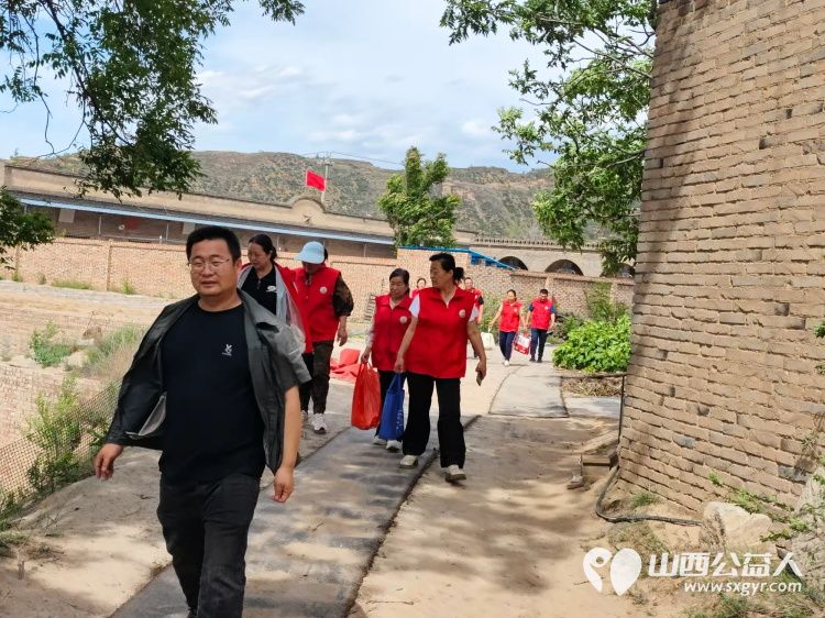 介休市敬老协会孝善行之敬老爱老助老活动在连福镇夏庄头村入户81岁特困老人陆生武家为老人量血压理发擦玻璃打扫室内外卫生包饺子 - 第2张 - 山西公益人 介休市敬老协会孝善行之敬老爱老助老活动在连福镇夏庄头村入户81岁特困老人陆生武家为老人量血压理发擦玻璃打扫室内外卫生包饺子 - 第2张