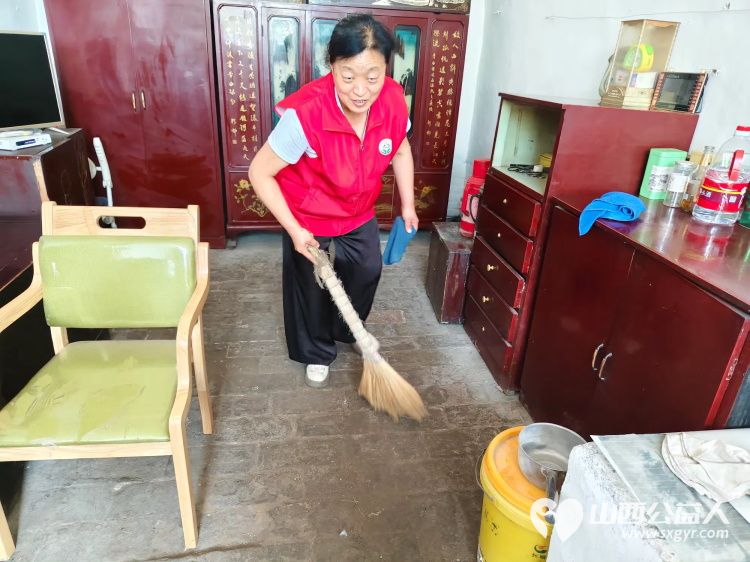 介休市敬老协会孝善行之敬老爱老助老活动在连福镇夏庄头村入户81岁特困老人陆生武家为老人量血压理发擦玻璃打扫室内外卫生包饺子 - 第14张 - 山西公益人 介休市敬老协会孝善行之敬老爱老助老活动在连福镇夏庄头村入户81岁特困老人陆生武家为老人量血压理发擦玻璃打扫室内外卫生包饺子 - 第14张