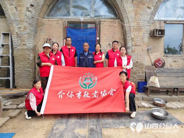 介休市敬老协会孝善行之敬老爱老助老活动在连福镇夏庄头村入户81岁特困老人陆生武家为老人量血压理发擦玻璃打扫室内外卫生包饺子 - 第1张 - 山西公益人 介休市敬老协会孝善行之敬老爱老助老活动在连福镇夏庄头村入户81岁特困老人陆生武家为老人量血压理发擦玻璃打扫室内外卫生包饺子 - 第1张