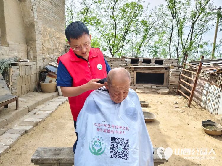 介休市敬老协会孝善行之敬老爱老助老活动在连福镇夏庄头村入户81岁特困老人陆生武家为老人量血压理发擦玻璃打扫室内外卫生包饺子 - 第3张 - 山西公益人 介休市敬老协会孝善行之敬老爱老助老活动在连福镇夏庄头村入户81岁特困老人陆生武家为老人量血压理发擦玻璃打扫室内外卫生包饺子 - 第3张