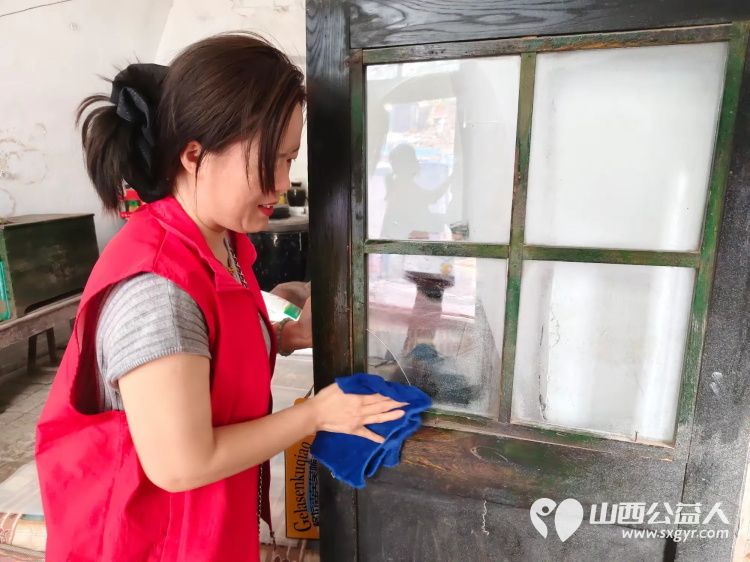 介休市敬老协会孝善行之敬老爱老助老活动在连福镇夏庄头村入户81岁特困老人陆生武家为老人量血压理发擦玻璃打扫室内外卫生包饺子 - 第5张 - 山西公益人 介休市敬老协会孝善行之敬老爱老助老活动在连福镇夏庄头村入户81岁特困老人陆生武家为老人量血压理发擦玻璃打扫室内外卫生包饺子 - 第5张