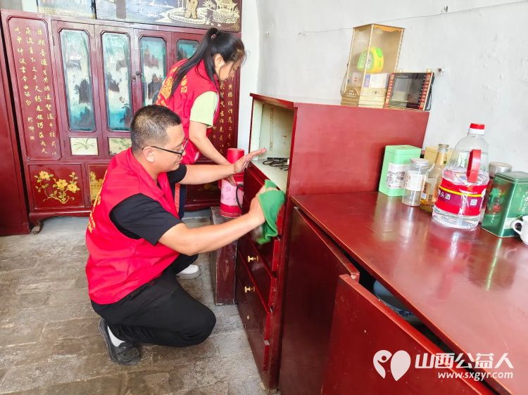 介休市敬老协会孝善行之敬老爱老助老活动在连福镇夏庄头村入户81岁特困老人陆生武家为老人量血压理发擦玻璃打扫室内外卫生包饺子 - 第13张 - 山西公益人 介休市敬老协会孝善行之敬老爱老助老活动在连福镇夏庄头村入户81岁特困老人陆生武家为老人量血压理发擦玻璃打扫室内外卫生包饺子 - 第13张