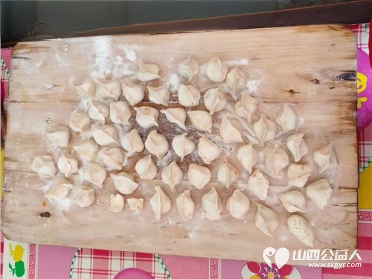 介休市敬老协会孝善行之敬老爱老助老活动在连福镇夏庄头村入户81岁特困老人陆生武家为老人量血压理发擦玻璃打扫室内外卫生包饺子 - 第9张 - 山西公益人 介休市敬老协会孝善行之敬老爱老助老活动在连福镇夏庄头村入户81岁特困老人陆生武家为老人量血压理发擦玻璃打扫室内外卫生包饺子 - 第9张