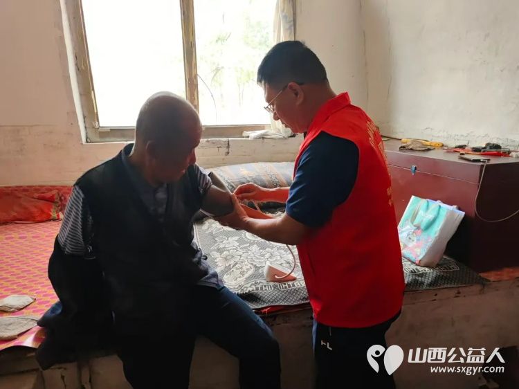 介休市敬老协会孝善行之敬老爱老助老活动在连福镇夏庄头村入户81岁特困老人陆生武家为老人量血压理发擦玻璃打扫室内外卫生包饺子 - 第4张 - 山西公益人 介休市敬老协会孝善行之敬老爱老助老活动在连福镇夏庄头村入户81岁特困老人陆生武家为老人量血压理发擦玻璃打扫室内外卫生包饺子 - 第4张