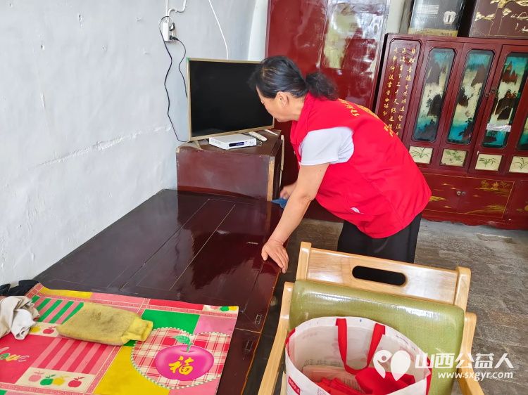 介休市敬老协会孝善行之敬老爱老助老活动在连福镇夏庄头村入户81岁特困老人陆生武家为老人量血压理发擦玻璃打扫室内外卫生包饺子 - 第15张 - 山西公益人 介休市敬老协会孝善行之敬老爱老助老活动在连福镇夏庄头村入户81岁特困老人陆生武家为老人量血压理发擦玻璃打扫室内外卫生包饺子 - 第15张