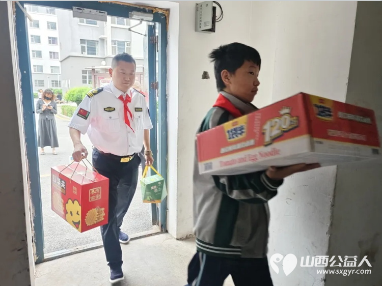 情暖童心与爱同行----山西省学雷锋志愿服务总队携太原市徐州商会六一特别行动走进阳曲县五名特困家庭儿童为他们送去节日关怀与帮助 - 第3张