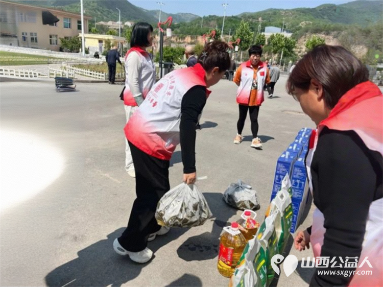 端午情暖养老院公益善举映初心 长治市正能量公益协会潞州区分会携手志愿服务一队走进了平顺县德亨仁厚医养中心慰问看望老人们送上米面牛奶粽子 - 第14张