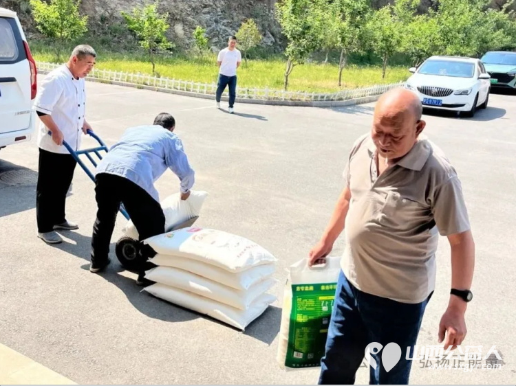 端午情暖养老院公益善举映初心 长治市正能量公益协会潞州区分会携手志愿服务一队走进了平顺县德亨仁厚医养中心慰问看望老人们送上米面牛奶粽子 - 第17张