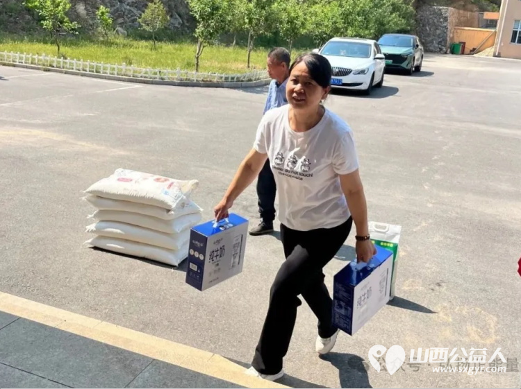 端午情暖养老院公益善举映初心 长治市正能量公益协会潞州区分会携手志愿服务一队走进了平顺县德亨仁厚医养中心慰问看望老人们送上米面牛奶粽子 - 第16张