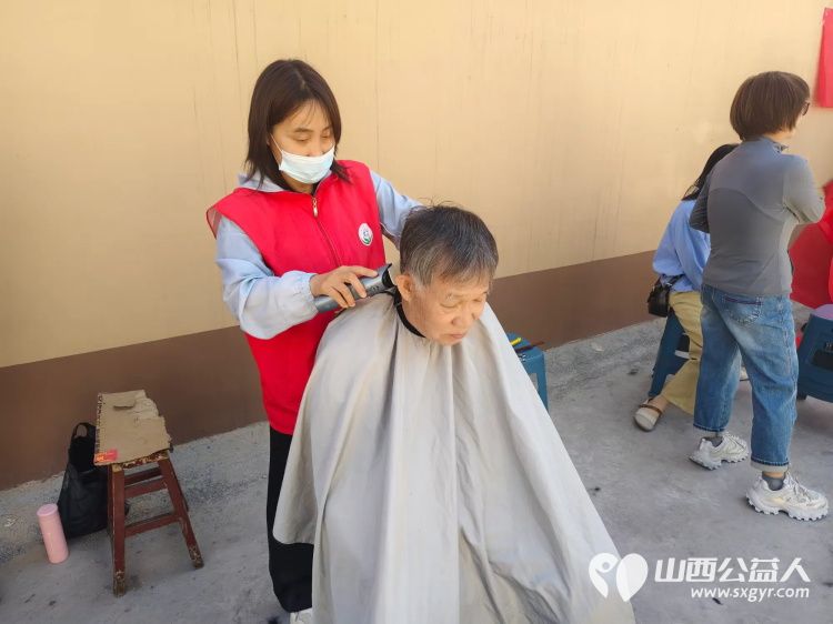 介休市敬老协会6月4日组织志愿者走进西关街道绵山北街社区为社区所有老人们爱心理发、义诊、按摩理疗 - 第7张 - 山西公益人 介休市敬老协会6月4日组织志愿者走进西关街道绵山北街社区为社区所有老人们爱心理发、义诊、按摩理疗 - 第7张