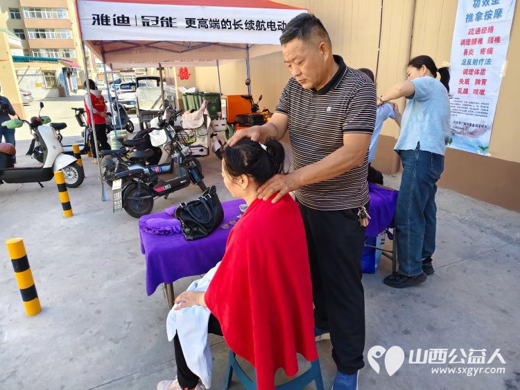 介休市敬老协会6月4日组织志愿者走进西关街道绵山北街社区为社区所有老人们爱心理发、义诊、按摩理疗 - 第8张 - 山西公益人 介休市敬老协会6月4日组织志愿者走进西关街道绵山北街社区为社区所有老人们爱心理发、义诊、按摩理疗 - 第8张