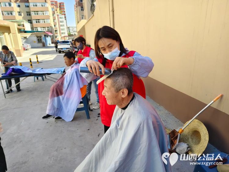介休市敬老协会6月4日组织志愿者走进西关街道绵山北街社区为社区所有老人们爱心理发、义诊、按摩理疗 - 第4张 - 山西公益人 介休市敬老协会6月4日组织志愿者走进西关街道绵山北街社区为社区所有老人们爱心理发、义诊、按摩理疗 - 第4张
