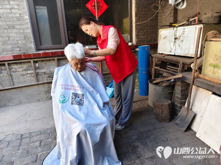 介休市敬老协会6月4日组织志愿者走进西关街道绵山北街社区为社区所有老人们爱心理发、义诊、按摩理疗 - 第6张 - 山西公益人 介休市敬老协会6月4日组织志愿者走进西关街道绵山北街社区为社区所有老人们爱心理发、义诊、按摩理疗 - 第6张
