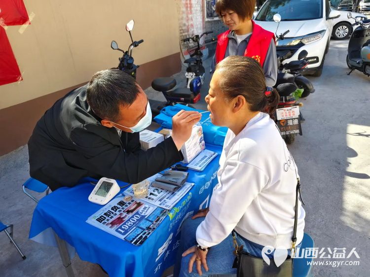 介休市敬老协会6月4日组织志愿者走进西关街道绵山北街社区为社区所有老人们爱心理发、义诊、按摩理疗 - 第14张 - 山西公益人 介休市敬老协会6月4日组织志愿者走进西关街道绵山北街社区为社区所有老人们爱心理发、义诊、按摩理疗 - 第14张