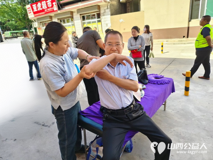 介休市敬老协会6月4日组织志愿者走进西关街道绵山北街社区为社区所有老人们爱心理发、义诊、按摩理疗 - 第9张 - 山西公益人 介休市敬老协会6月4日组织志愿者走进西关街道绵山北街社区为社区所有老人们爱心理发、义诊、按摩理疗 - 第9张