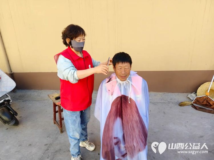 介休市敬老协会6月4日组织志愿者走进西关街道绵山北街社区为社区所有老人们爱心理发、义诊、按摩理疗 - 第5张 - 山西公益人 介休市敬老协会6月4日组织志愿者走进西关街道绵山北街社区为社区所有老人们爱心理发、义诊、按摩理疗 - 第5张