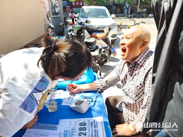 介休市敬老协会6月4日组织志愿者走进西关街道绵山北街社区为社区所有老人们爱心理发、义诊、按摩理疗 - 第13张 - 山西公益人 介休市敬老协会6月4日组织志愿者走进西关街道绵山北街社区为社区所有老人们爱心理发、义诊、按摩理疗 - 第13张