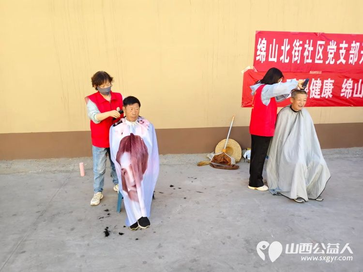 介休市敬老协会6月4日组织志愿者走进西关街道绵山北街社区为社区所有老人们爱心理发、义诊、按摩理疗 - 第3张 - 山西公益人 介休市敬老协会6月4日组织志愿者走进西关街道绵山北街社区为社区所有老人们爱心理发、义诊、按摩理疗 - 第3张