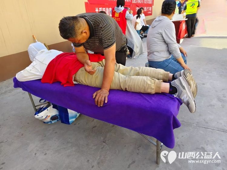 介休市敬老协会6月4日组织志愿者走进西关街道绵山北街社区为社区所有老人们爱心理发、义诊、按摩理疗 - 第10张 - 山西公益人 介休市敬老协会6月4日组织志愿者走进西关街道绵山北街社区为社区所有老人们爱心理发、义诊、按摩理疗 - 第10张