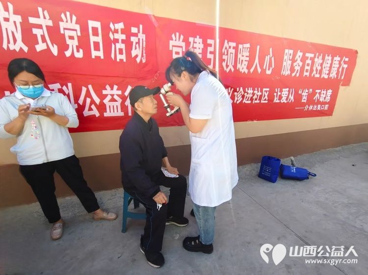 介休市敬老协会6月4日组织志愿者走进西关街道绵山北街社区为社区所有老人们爱心理发、义诊、按摩理疗 - 第12张 - 山西公益人 介休市敬老协会6月4日组织志愿者走进西关街道绵山北街社区为社区所有老人们爱心理发、义诊、按摩理疗 - 第12张