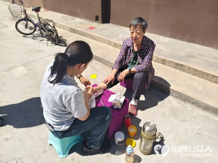 介休市敬老协会6月4日组织志愿者走进西关街道绵山北街社区为社区所有老人们爱心理发、义诊、按摩理疗 - 第15张 - 山西公益人 介休市敬老协会6月4日组织志愿者走进西关街道绵山北街社区为社区所有老人们爱心理发、义诊、按摩理疗 - 第15张