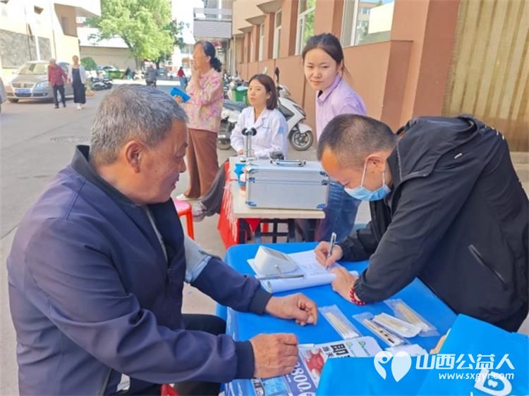 介休市敬老协会组织志愿者6月4日走进西关街道汾秀街社区为社区老人们爱心理发、义诊、按摩理疗 - 第10张 - 山西公益人 介休市敬老协会组织志愿者6月4日走进西关街道汾秀街社区为社区老人们爱心理发、义诊、按摩理疗 - 第10张