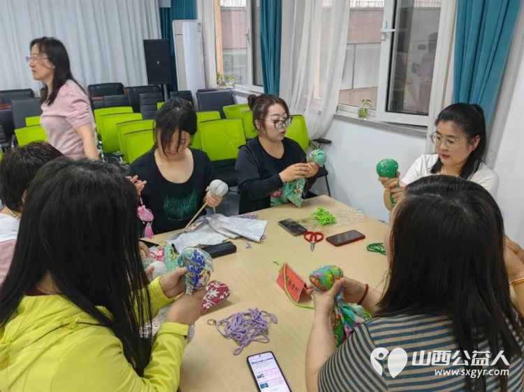 五社联动共绘端午暖心画卷 吕梁市离石区青年志愿者协会联合尉汾路社区开展粽情端午五社联动示范项目 - 第5张