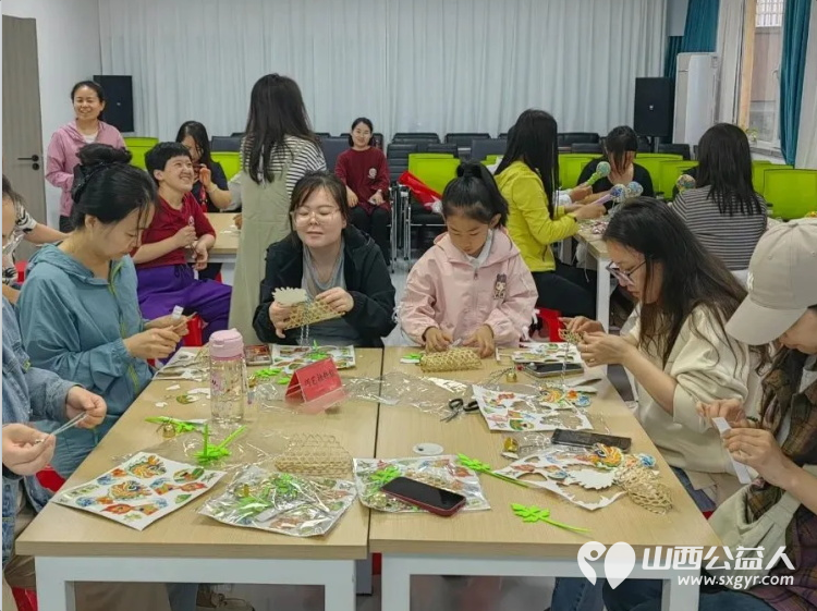 五社联动共绘端午暖心画卷 吕梁市离石区青年志愿者协会联合尉汾路社区开展粽情端午五社联动示范项目 - 第6张