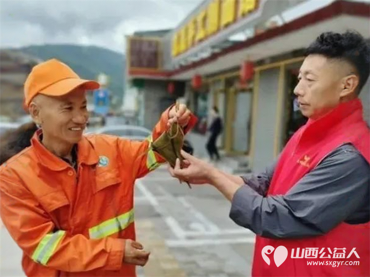 粽香端午致敬橙衣——忻州市爱心公益协会携手爱心人士为五台山景区环卫工人送爱心粽子 - 第11张 - 山西公益人 粽香端午致敬橙衣——忻州市爱心公益协会携手爱心人士为五台山景区环卫工人送爱心粽子 - 第11张