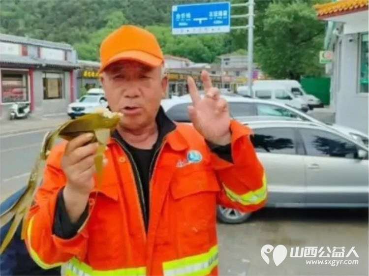 粽香端午致敬橙衣——忻州市爱心公益协会携手爱心人士为五台山景区环卫工人送爱心粽子 - 第12张 - 山西公益人 粽香端午致敬橙衣——忻州市爱心公益协会携手爱心人士为五台山景区环卫工人送爱心粽子 - 第12张