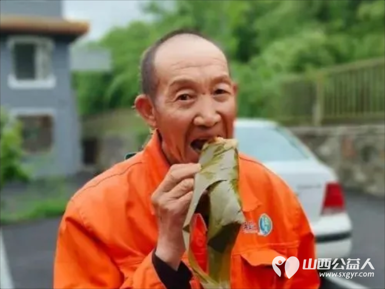 粽香端午致敬橙衣——忻州市爱心公益协会携手爱心人士为五台山景区环卫工人送爱心粽子 - 第10张 - 山西公益人 粽香端午致敬橙衣——忻州市爱心公益协会携手爱心人士为五台山景区环卫工人送爱心粽子 - 第10张